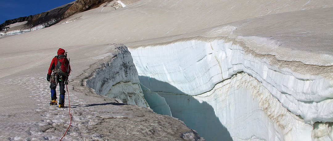 ALPEJSCY RATOWNICY OSTRZEGAJĄ PRZED SZCZELINAMI