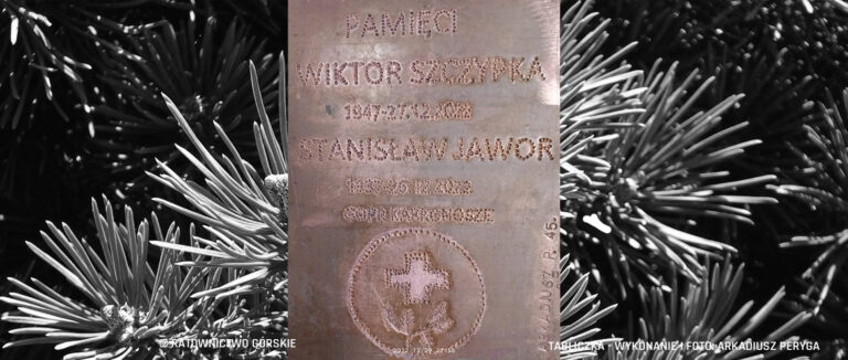 PAMIĘCI KARKONOSKICH RATOWNIKÓW – TABLICA NA SPITSBERGENIE